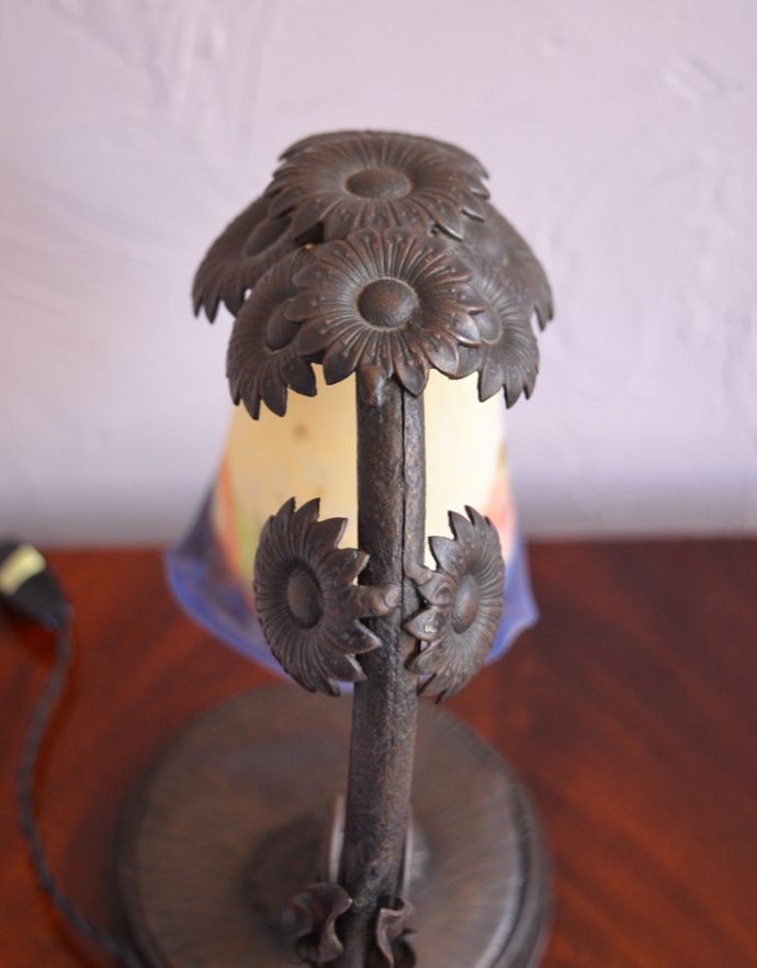 スタンドライト　照明・ライティング　フランスから届いたミューラーテーブルランプ、アールヌーヴォー。お花の飾りがたっぷり付いています。(m-1462-z)