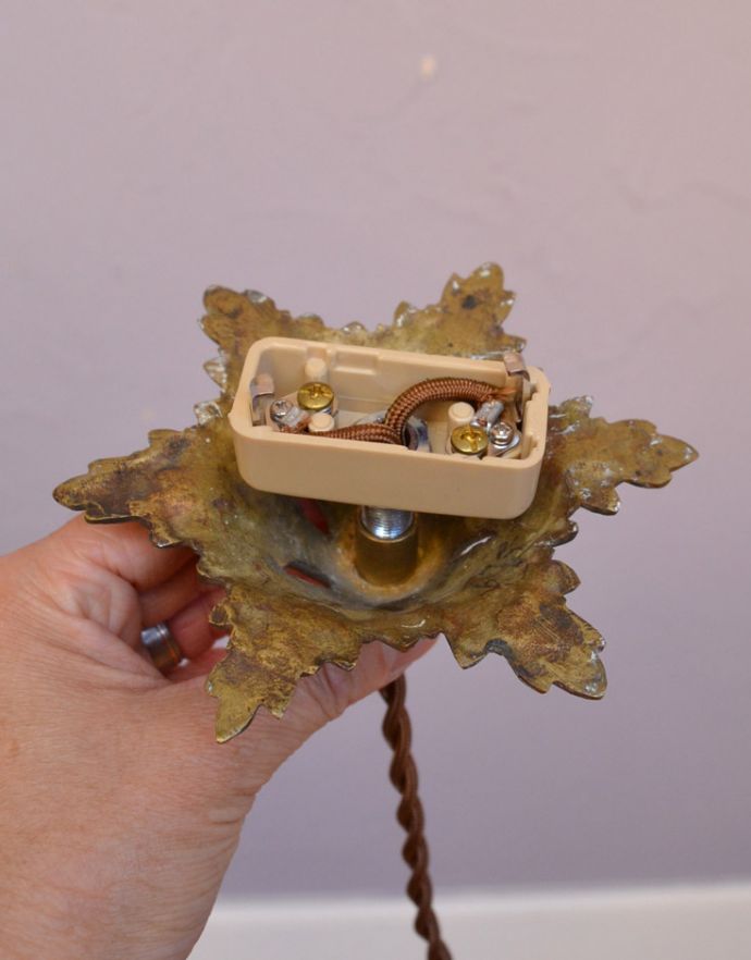 ペンダントライト　照明・ライティング　装飾もエレガント、フランスで見つけたカットガラスのシェードペンダントランプ。引っ掛けシーリングのタイプに加工してお届けしますので、リビングやダイニングテーブルの上などお好きな場所に簡単に取り付けてみてください。(m-1471-z)