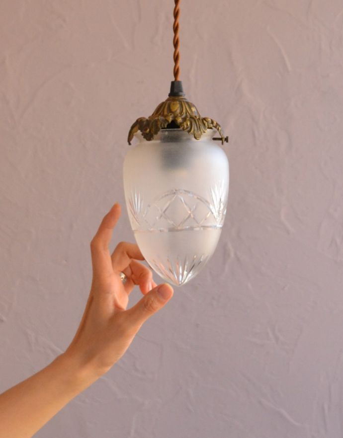ペンダントライト　照明・ライティング　装飾もエレガント、フランスで見つけたカットガラスのシェードペンダントランプ。アンティークのガラスは、光を通すとなんとも言えないステキな雰囲気でお部屋を照らしてくれます。(m-1471-z)
