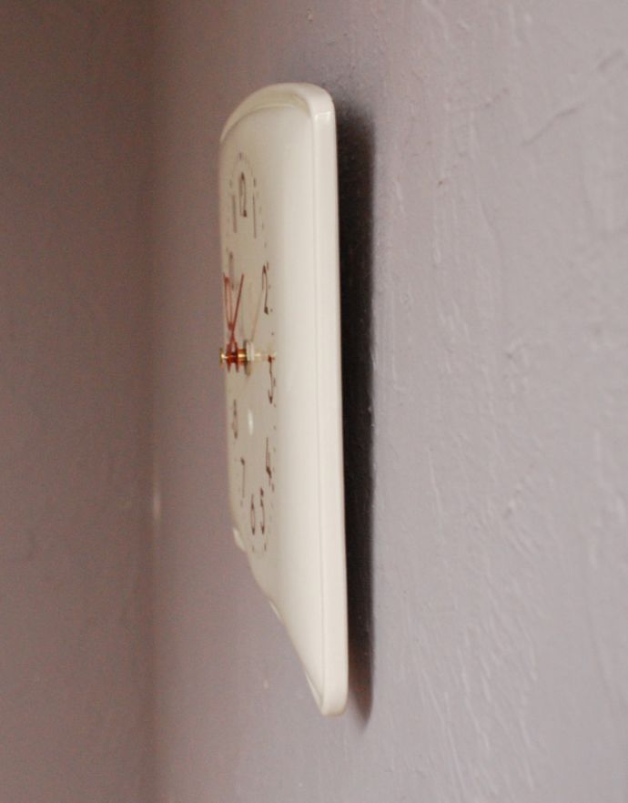 時計・スケール・カレンダー アンティーク雑貨 フランスで見つけたアンティーク、陶器製の壁掛け時計(ウォールクロック)。ほどよいサイズ感はどんなお部屋にも合わせやすいです。(m-1472-z)