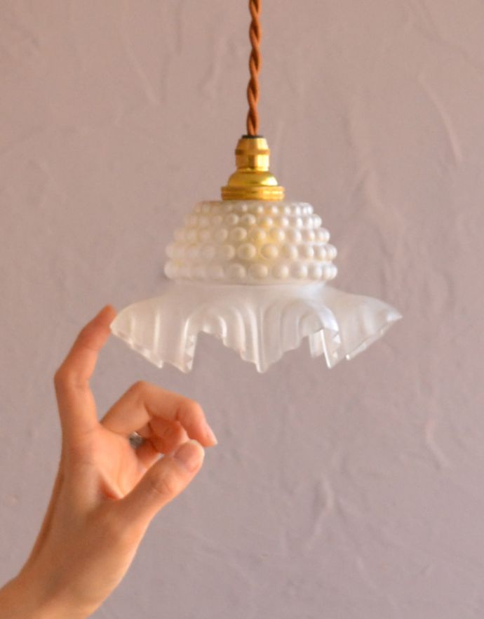 ペンダントライト　照明・ライティング　華やかなシルエット＆ドット模様のアンティークペンダントライト（コード・シャンデリア電球付き・ギャラリーなし）。アンティークのガラスは、光を通すとなんとも言えないステキな雰囲気でお部屋を照らしてくれます。(m-1476-z)