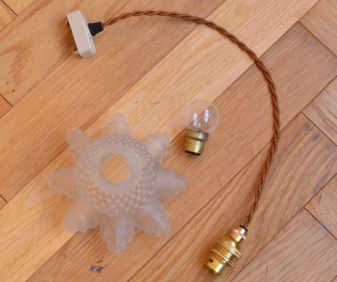 ペンダントライト　照明・ライティング　華やかなシルエット＆ドット模様のアンティークペンダントライト（コード・シャンデリア電球付き・ギャラリーなし）。ガラスシェード、コード、電球1個を全てセットでお届けするので、届いてすぐに取り付けられます。(m-1476-z)