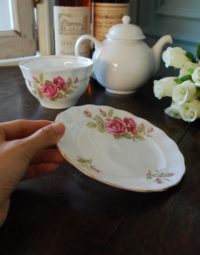 テーブルウェア(食器) アンティーク雑貨 「OLD ROYAL BONE CHINA」ボーンチャイナのアンティークバラケーキプレートEST.1846。アンティークのため、多少の欠け・傷がある場合がありますが、使用上問題はありませんので、ご安心ください。(m-1478-z)