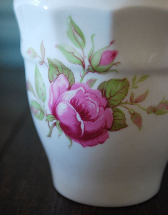 テーブルウェア(食器)　アンティーク雑貨　「OLD ROYAL BONE CHINA」ボーンチャイナのアンティークバラミルク＆シュガーポットセットEST.1846。ホームパーティーでは、華やかにダイニングを彩ります。(m-1479-z)