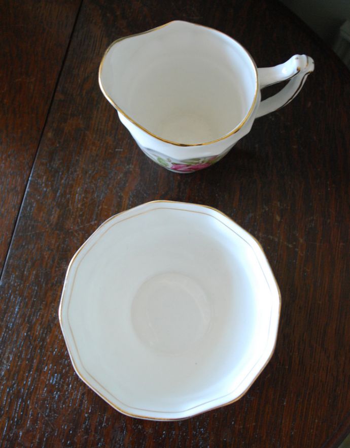 テーブルウェア(食器)　アンティーク雑貨　「OLD ROYAL BONE CHINA」ボーンチャイナのアンティークバラミルク＆シュガーポットセットEST.1846。上から見るとこんな感じです。(m-1479-z)