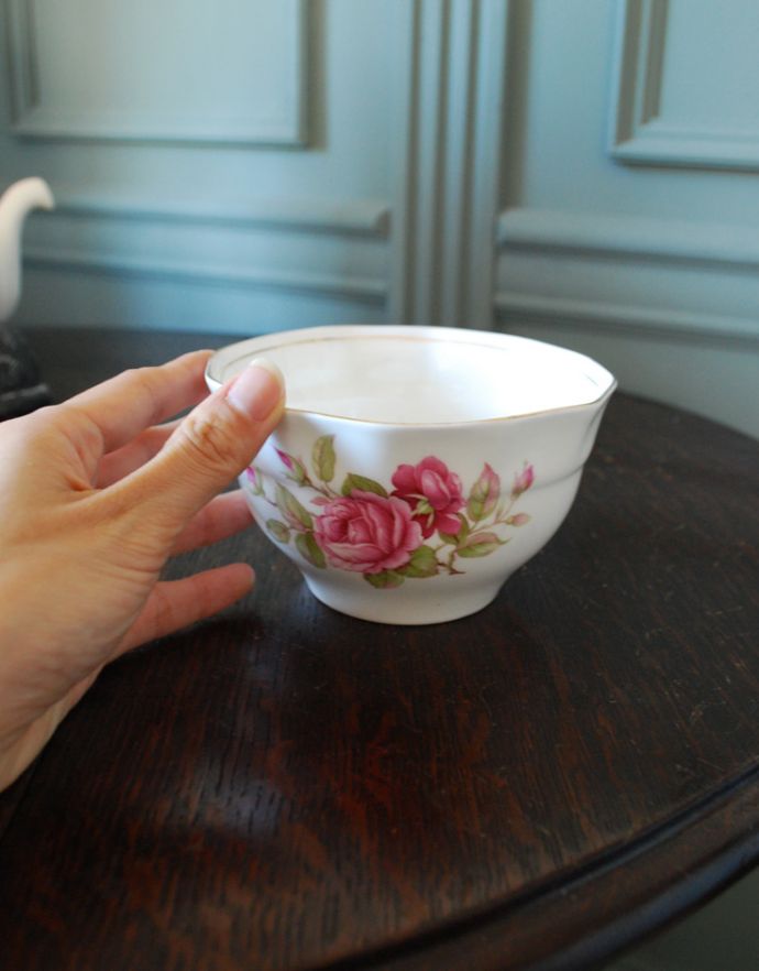 テーブルウェア(食器)　アンティーク雑貨　「OLD ROYAL BONE CHINA」ボーンチャイナのアンティークバラミルク＆シュガーポットセットEST.1846。ティータイムにお砂糖を入れたり、お菓子を入れたりと使えそうです。(m-1479-z)