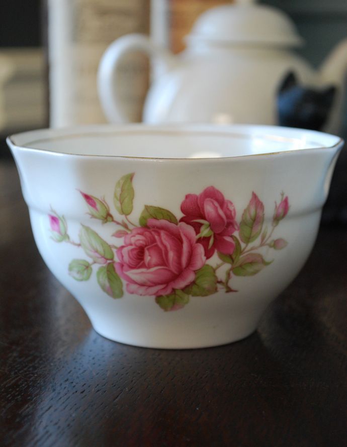 テーブルウェア(食器)　アンティーク雑貨　「OLD ROYAL BONE CHINA」ボーンチャイナのアンティークバラミルク＆シュガーポットセットEST.1846。ホワイトにピンクの薔薇がエレガントです。(m-1479-z)