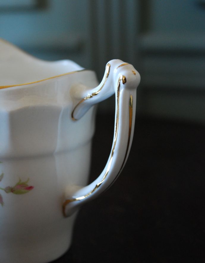 テーブルウェア(食器)　アンティーク雑貨　「OLD ROYAL BONE CHINA」ボーンチャイナのアンティークバラミルク＆シュガーポットセットEST.1846。金彩がいっそう華やかに見せてくれます。(m-1479-z)