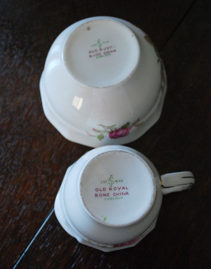 テーブルウェア(食器)　アンティーク雑貨　「OLD ROYAL BONE CHINA」ボーンチャイナのアンティークバラミルク＆シュガーポットセットEST.1846。バックスタンプです。(m-1479-z)