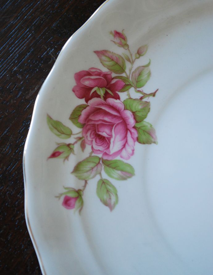 テーブルウェア(食器)　アンティーク雑貨　「OLD ROYAL BONE CHINA」ボーンチャイナのアンティークバラプレート（大）EST.1846。ホームパーティーでは、華やかにダイニングを彩ります。(m-1480-z)