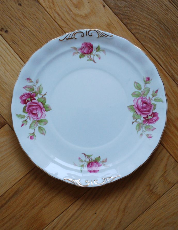 テーブルウェア(食器)　アンティーク雑貨　「OLD ROYAL BONE CHINA」ボーンチャイナのアンティークバラプレート（大）EST.1846。白いプレートにピンクの薔薇がとても華やかな雰囲気ですね。(m-1480-z)