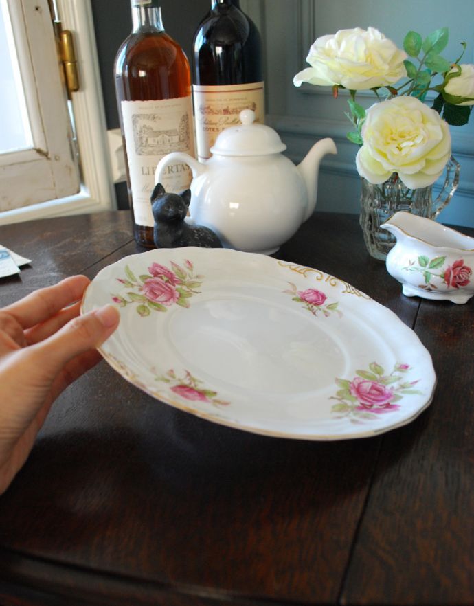 テーブルウェア(食器)　アンティーク雑貨　「OLD ROYAL BONE CHINA」ボーンチャイナのアンティークバラプレート（大）EST.1846。アンティークのため、多少の欠け・傷がある場合がありますが、使用上問題はありませんので、ご安心ください。(m-1480-z)