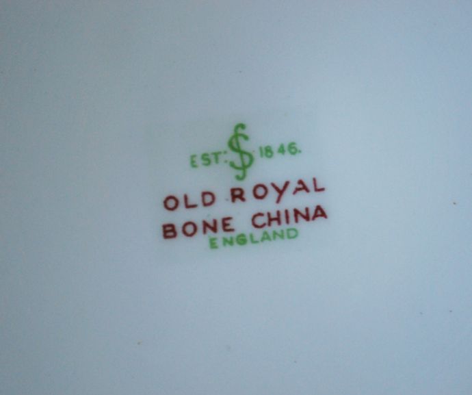 テーブルウェア(食器)　アンティーク雑貨　「OLD ROYAL BONE CHINA」ボーンチャイナのアンティークバラプレート（大）EST.1846。バックスタンプです。(m-1480-z)