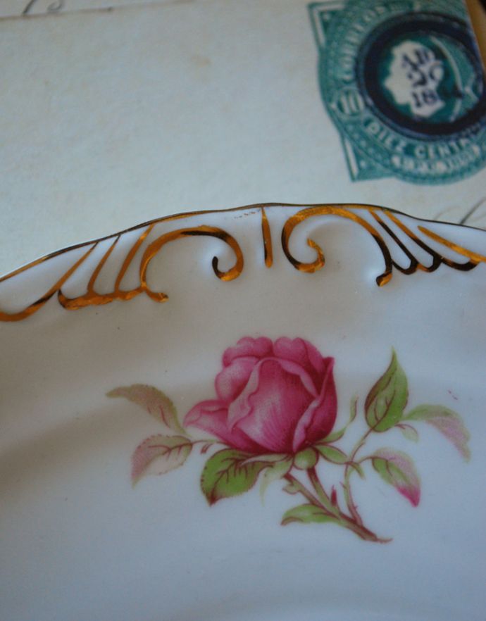 テーブルウェア(食器)　アンティーク雑貨　「OLD ROYAL BONE CHINA」ボーンチャイナのアンティークバラプレート（大）EST.1846。金彩がいっそう華やかに見せてくれます。(m-1480-z)