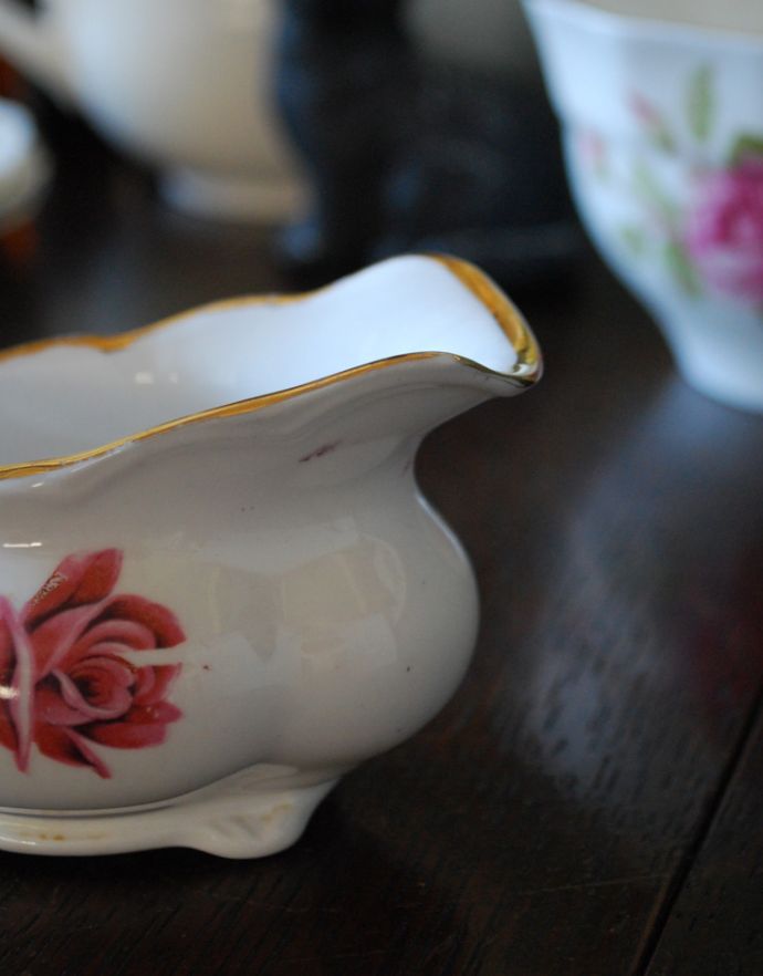 テーブルウェア(食器) アンティーク雑貨 美しい薔薇がデザインされたアンティークミルクポット。ホワイトにピンクの薔薇がエレガントです。(m-1487-z)