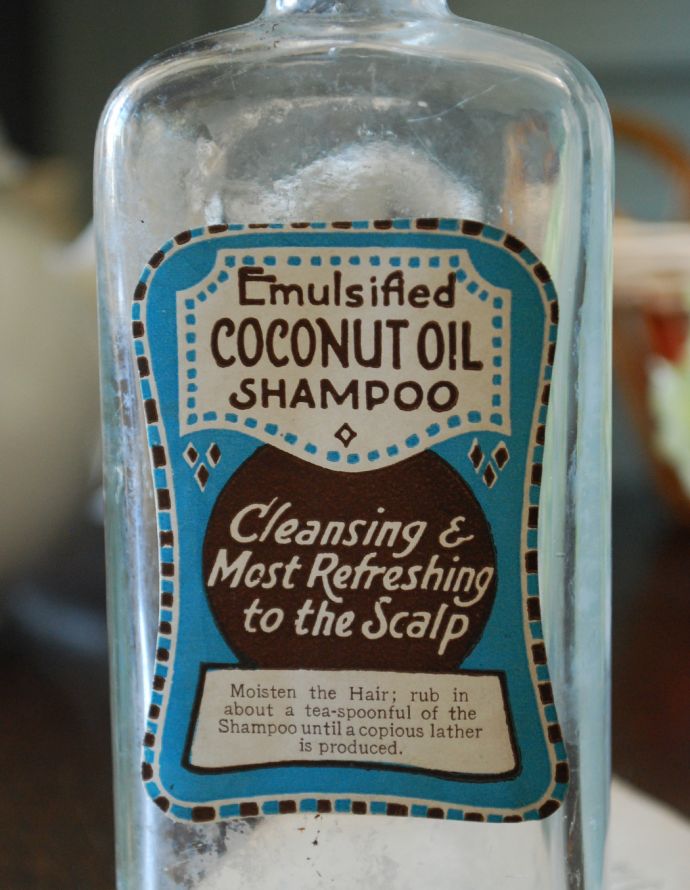 ナチュラルカントリースタイル　アンティーク雑貨　ステッカー付きアンティークガラスボトル（COCONUT OIL SHAMPOO）。ミルクや薬品、調味料など様々な用途で使われてきたアンティークボトルたちです。(m-1488-z)