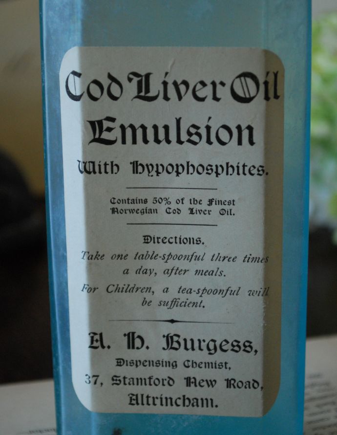 ナチュラルカントリースタイル　アンティーク雑貨　ステッカー付きアンティークガラスボトル（Cod LIver Oil Emulsion）。ミルクや薬品、調味料など様々な用途で使われてきたアンティークボトルたちです。(m-1491-z)