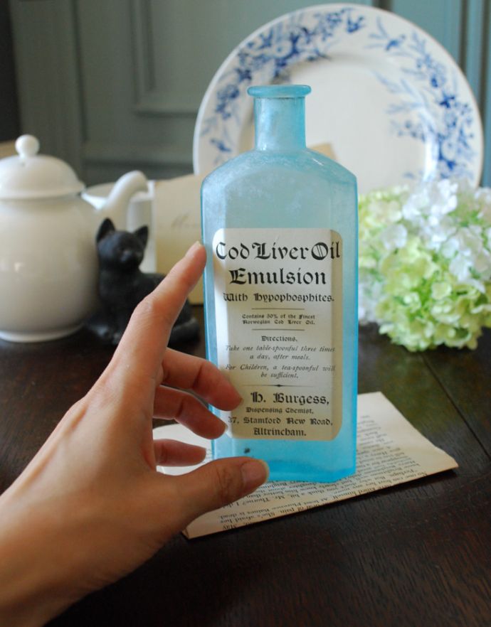 ナチュラルカントリースタイル　アンティーク雑貨　ステッカー付きアンティークガラスボトル（Cod LIver Oil Emulsion）。１輪挿しにもピッタリです。(m-1491-z)