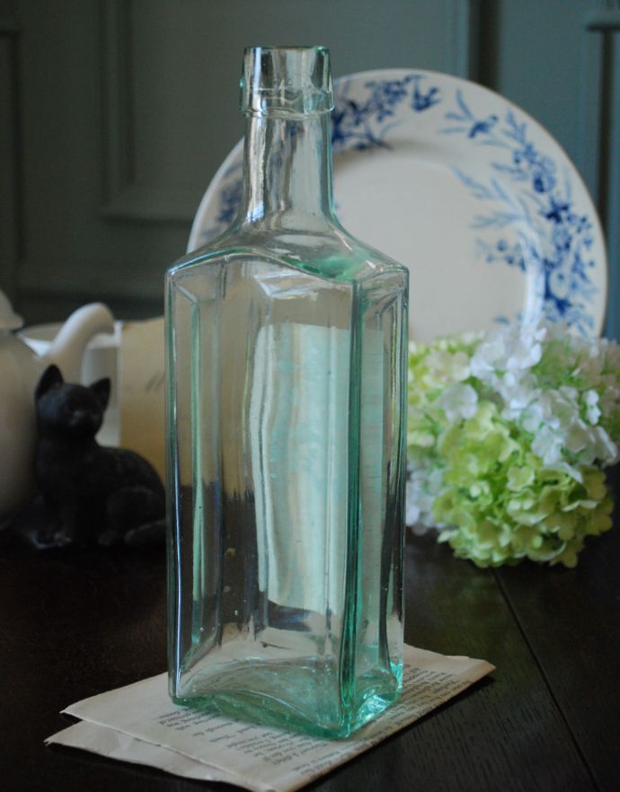 ナチュラルカントリースタイル　アンティーク雑貨　ステッカー付きアンティークガラスボトル(Pure Norwegian Cod Liver Oil)。アンティークのため、多少の欠け・傷がある場合がありますが、使用上問題はありませんので、ご了承下さい。(m-1493-z)