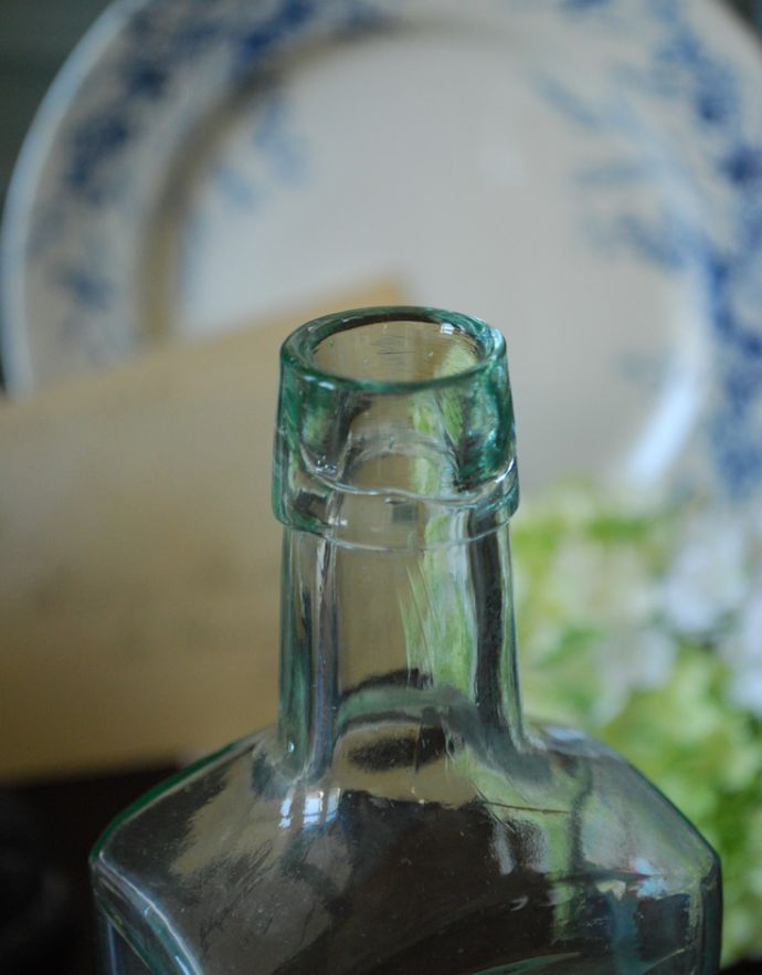 ナチュラルカントリースタイル　アンティーク雑貨　ステッカー付きアンティークガラスボトル(Pure Norwegian Cod Liver Oil)。１輪挿しにしても素敵です。(m-1493-z)