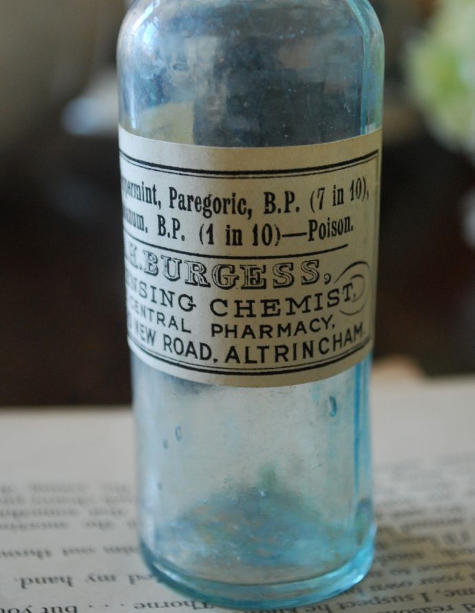 アンティーク ガラスボトル　アンティーク雑貨　ステッカー付きアンティークガラスボトル( A.H. BURGESS )。アンティークのため、多少の欠け・傷がある場合がありますが、使用上問題はありませんので、ご了承下さい。(m-1502-z)