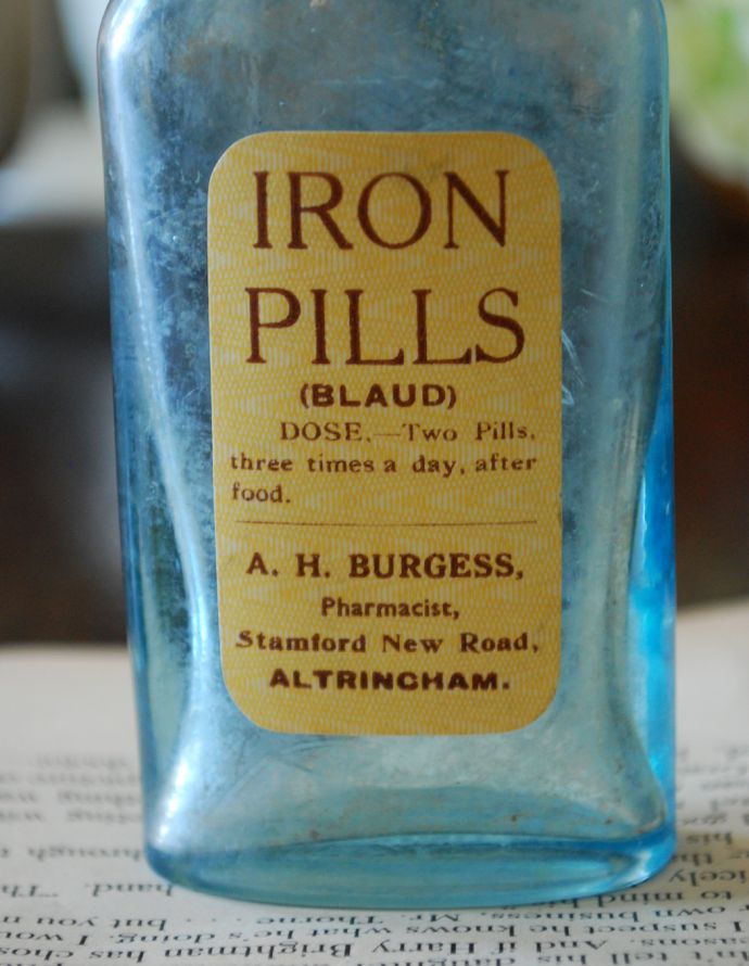 ナチュラルカントリースタイル　アンティーク雑貨　ステッカー付きアンティークガラスボトル( IRON PILLS )。長年使われてきたボトルはとっても味わい深い一品です。(m-1506-z)