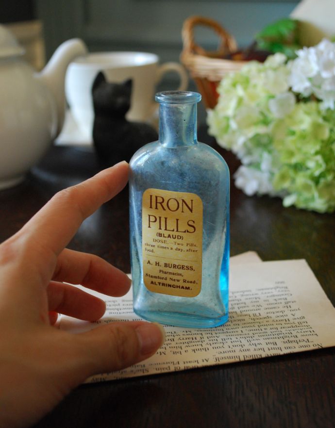 ナチュラルカントリースタイル　アンティーク雑貨　ステッカー付きアンティークガラスボトル( IRON PILLS )。ミルクや薬品、調味料など様々な用途で使われてきたアンティークボトルたちです。(m-1506-z)