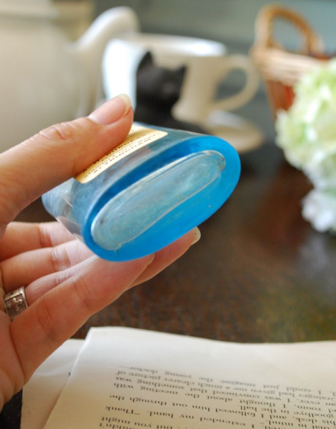 ナチュラルカントリースタイル　アンティーク雑貨　ステッカー付きアンティークガラスボトル( IRON PILLS )。アンティークのため、多少の欠け・傷がある場合がありますが、使用上問題はありませんので、ご了承下さい。(m-1506-z)