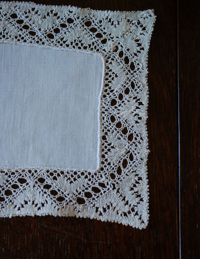 ミルクピッチャー アンティーク雑貨 可憐なフランスアンティーク雑貨、スクエアのドイリーレースマット。ハンドメイドの繊細さとあたたかさがあります。(m-1508-z)