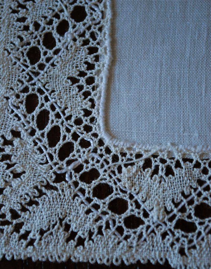 ミルクピッチャー アンティーク雑貨 可憐なフランスアンティーク雑貨、スクエアのドイリーレースマット。アンティークのため、多少の汚れやシミがある場合がありますが、使用上問題はありませんので、ご了承下さい。(m-1508-z)