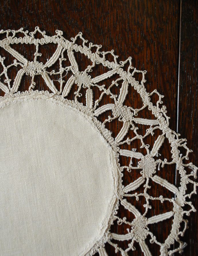 ミルクピッチャー アンティーク雑貨 フレンチアンティーク雑貨、ハンドメイドレース(ドイリー)。ハンドメイドの繊細さとあたたかさがあります。(m-1516-z)