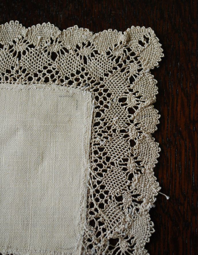 アンティーク 布製の雑貨 アンティーク雑貨 フランスから届いた華やかなアンティーク雑貨、ディスプレイにプラスしたいハンドメイドレース(ドイリー)。ハンドメイドの繊細さとあたたかさがあります。(m-1520-z)