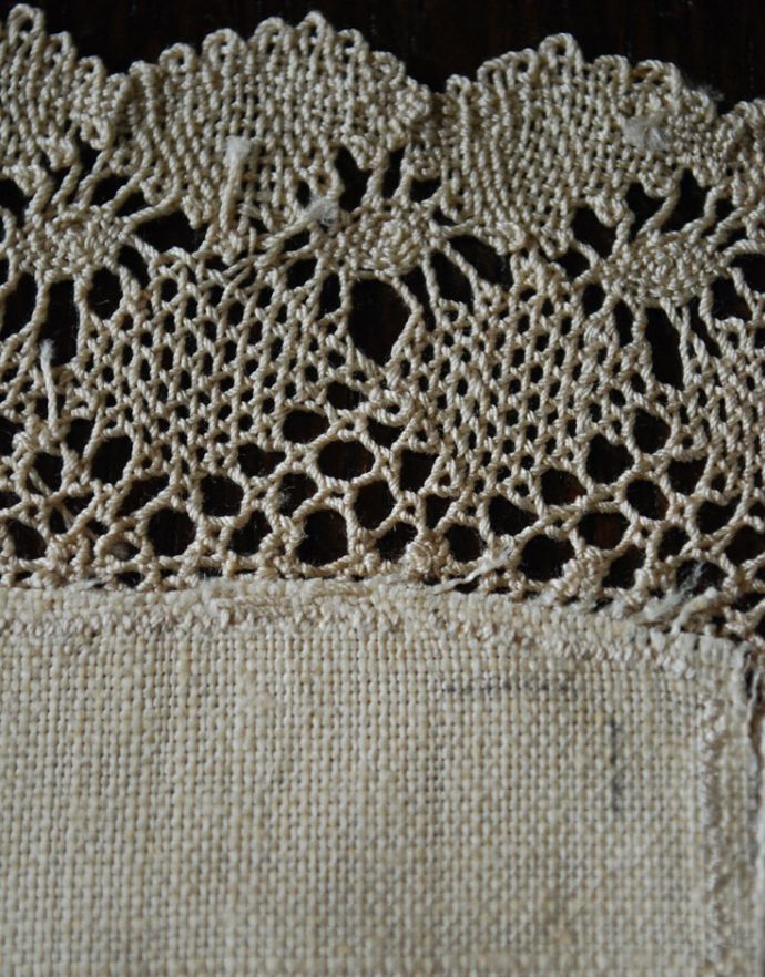 アンティーク 布製の雑貨 アンティーク雑貨 フランスから届いた華やかなアンティーク雑貨、ディスプレイにプラスしたいハンドメイドレース(ドイリー)。アンティークのため、多少の汚れやシミがある場合がありますが、使用上問題はありませんので、ご了承下さい。(m-1520-z)