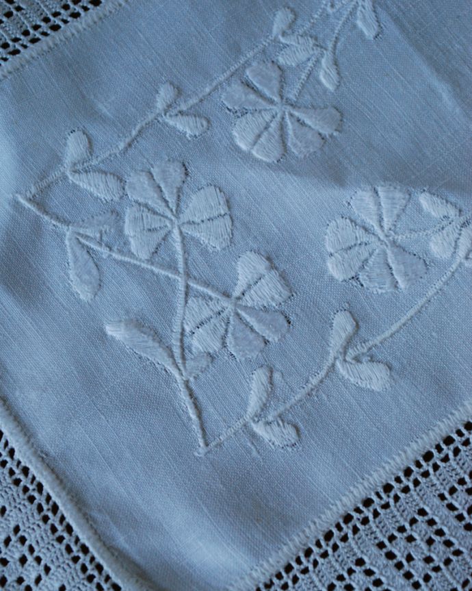ミルクピッチャー アンティーク雑貨 フランス輸入のアンティーク、ハンドメイドの刺繍マット(ドイリーレース)。アンティークのため、多少の汚れやシミがある場合がありますが、使用上問題はありませんので、ご了承下さい。(m-1534-z)