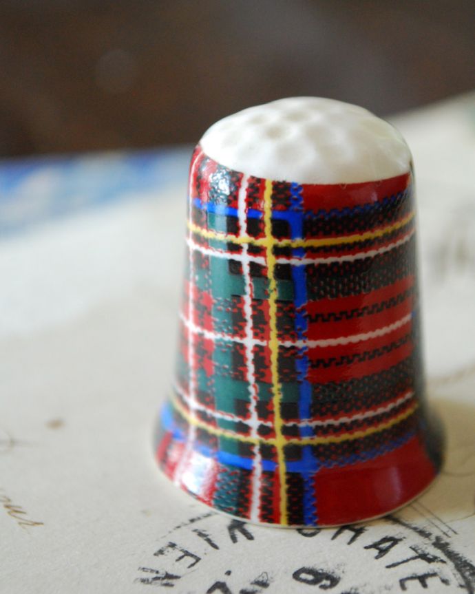 シンブル（指サック）　アンティーク雑貨　イギリスで買い付けてきたタータンチェックのアンティークシンブル。タータンチェックのかわいいデザインです。(m-1538-z)