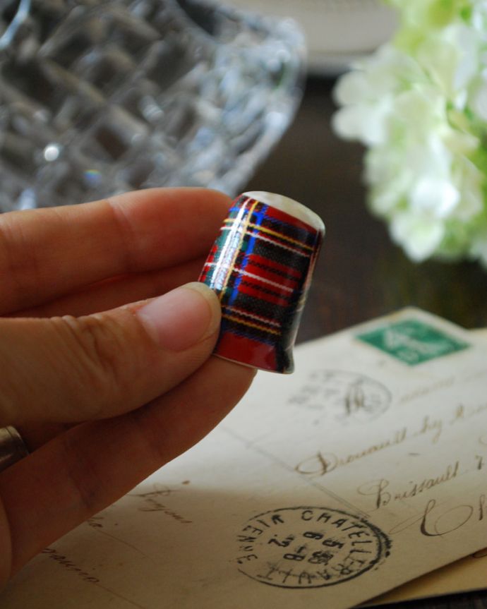 シンブル（指サック）　アンティーク雑貨　イギリスで買い付けてきたタータンチェックのアンティークシンブル。コロンと小さいので、並べてコレクションしたくなりますね。(m-1538-z)