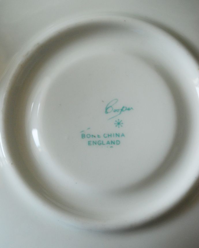 スージークーパー　アンティーク雑貨　イギリスのヴィンテージ食器、スージークーパー「フレグランス」カップ＆ソーサー。裏面にロゴが刻まれています(ソーサー)。(m-1540-z)