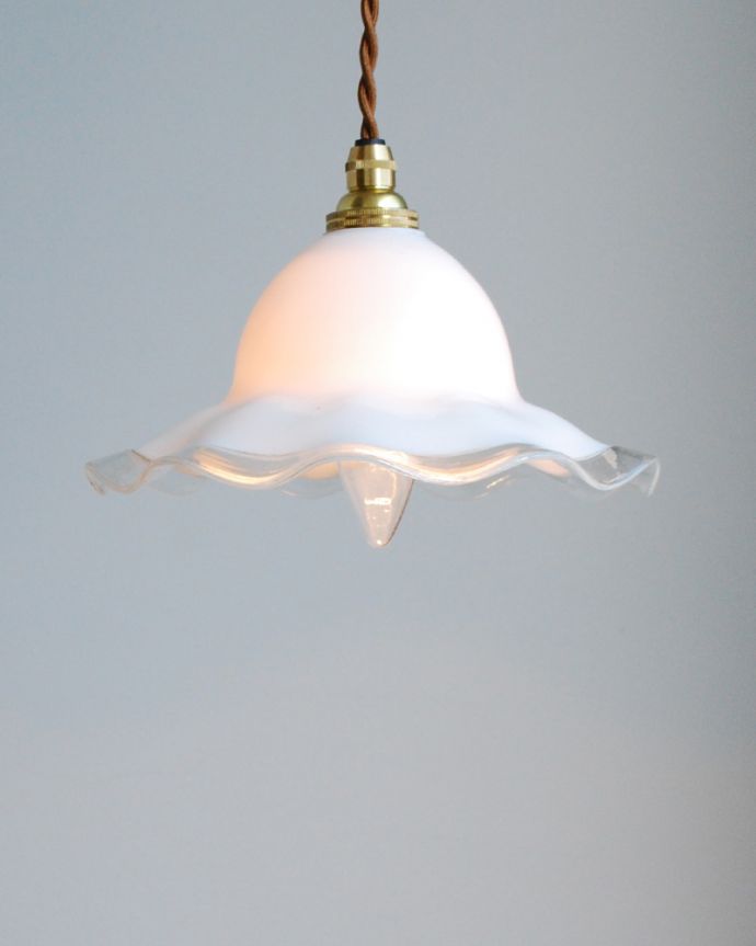 ペンダントライト　照明・ライティング　ミルクガラス×クリアガラスのアンティークガラスのペンダントライト（コード・シャンデリア電球・ギャラリーなし）。あたたかい光がお部屋を包み込みます。(m-1548-z)