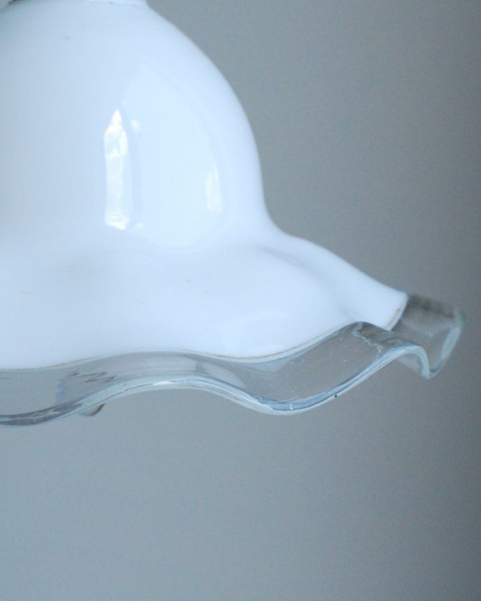 ペンダントライト　照明・ライティング　ミルクガラス×クリアガラスのアンティークガラスのペンダントライト（コード・シャンデリア電球・ギャラリーなし）。シェードは、手作りのため多少、誤差があったり、気泡やキズ、汚れが入っている場合もあります。(m-1548-z)