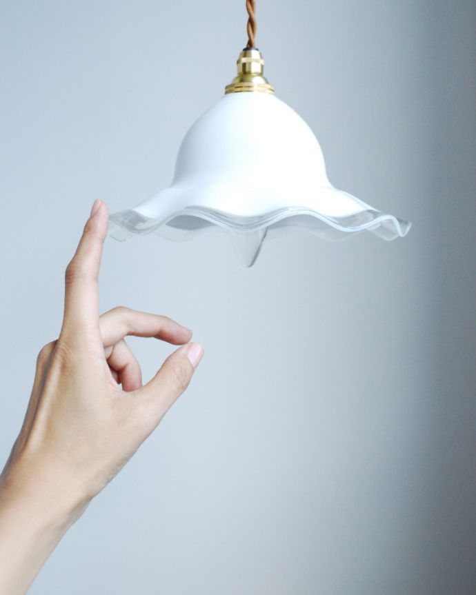 ペンダントライト　照明・ライティング　ミルクガラス×クリアガラスのアンティークガラスのペンダントライト（コード・シャンデリア電球・ギャラリーなし）。キッチンカウンターやダイニングテーブル、トイレや玄関などの狭い空間にもオススメです。(m-1548-z)