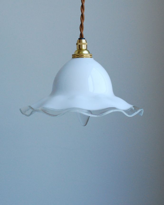 ペンダントライト　照明・ライティング　ミルクガラス×クリアガラスのアンティークガラスのペンダントライト（コード・シャンデリア電球・ギャラリーなし）。【 シェードのサイズ 】幅19×奥行19×高さ9cmコードは50、80cm以外にも、ご希望の長さで加工してお届けします。(m-1548-z)