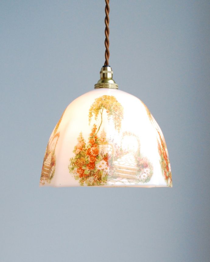 ペンダントライト　照明・ライティング　アンティークペンダントライト（コード・シャンデリア電球・ギャラリーなし）。アンティークのミルクガラスは、光を通すとなんとも言えないステキな雰囲気でお部屋を照らしてくれます。(m-1556-z)