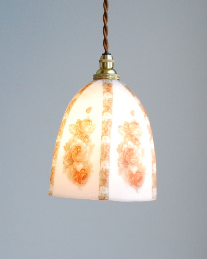 ペンダントライト 照明・ライティング アンティークペンダントライト(コード・シャンデリア電球・ギャラリーなし)。アンティークのミルクガラスは、光を通すとなんとも言えないステキな雰囲気でお部屋を照らしてくれます。(m-1566-z)