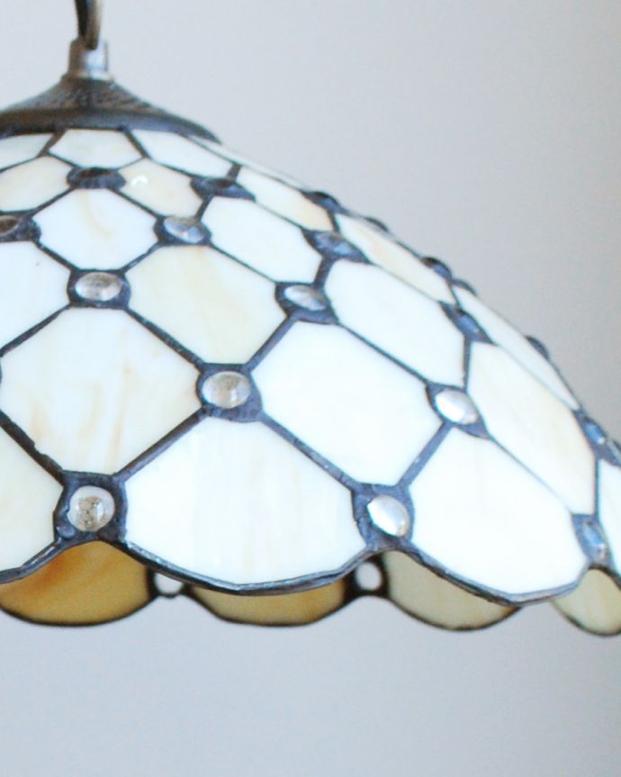 ペンダントライト 照明・ライティング アンティークリプロダクション ステンドグラスランプA(コード・E26球付き・ギャラリーなし)。シェードは、手作りのため多少、誤差があったり、気泡やキズ、汚れが入っている場合もあります。(m-1574-z)