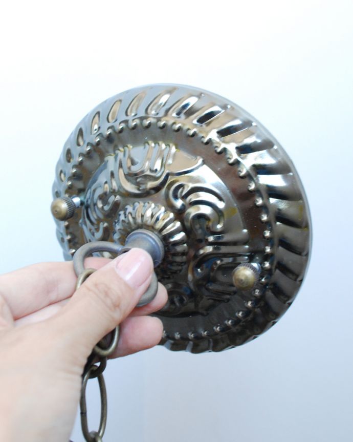 ペンダントライト 照明・ライティング アンティークリプロダクション ステンドグラスランプA(コード・E26球付き・ギャラリーなし)。天井部分へのカバーにもたっぷりと装飾が施されています。(m-1574-z)