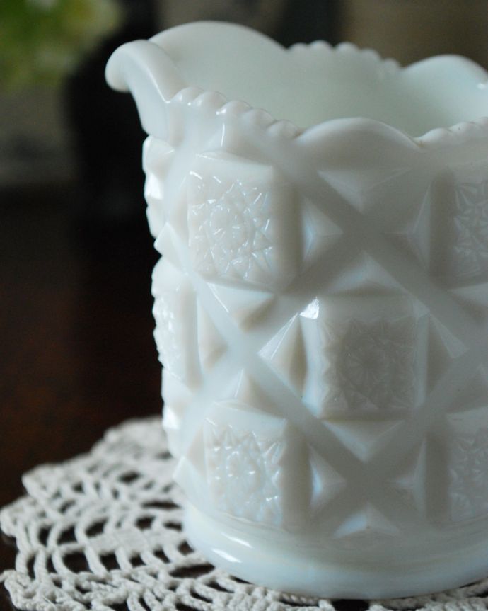 フラワーベース　アンティーク雑貨　ティータイムが華やぐアイテム、ウエストモーランド社のアンティークミルクジャグ（ミルクポット）。細やかなカッティングが全面に刻まれています。(m-1579-z)