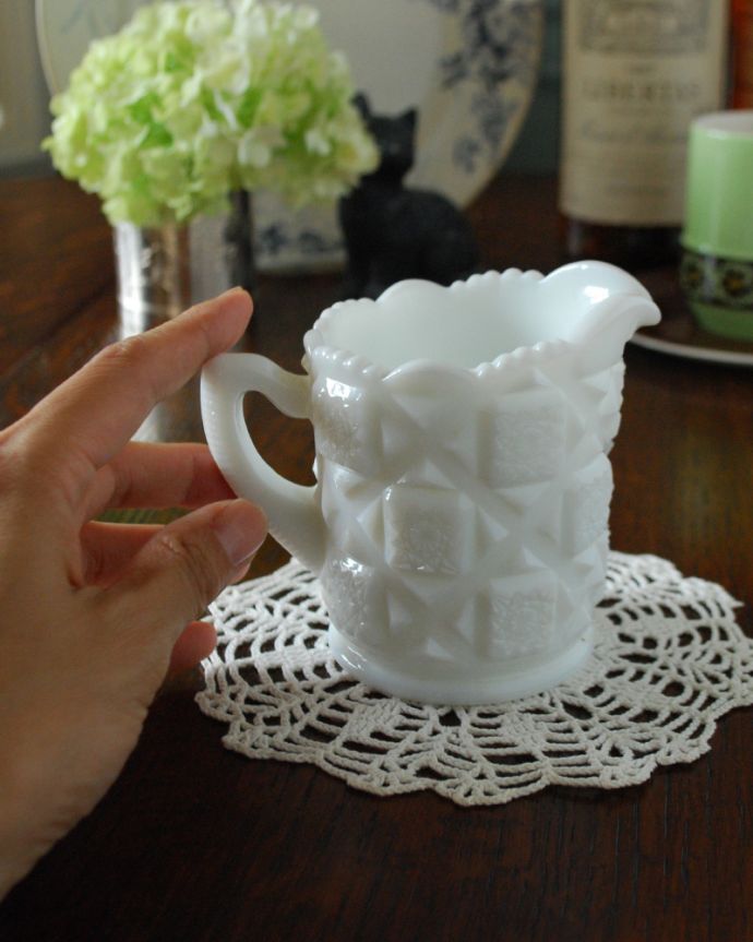 フラワーベース　アンティーク雑貨　ティータイムが華やぐアイテム、ウエストモーランド社のアンティークミルクジャグ（ミルクポット）。ティータイムのお供やデスクのペン立てなど、幅広い使い方でお楽しみ頂けます。(m-1579-z)