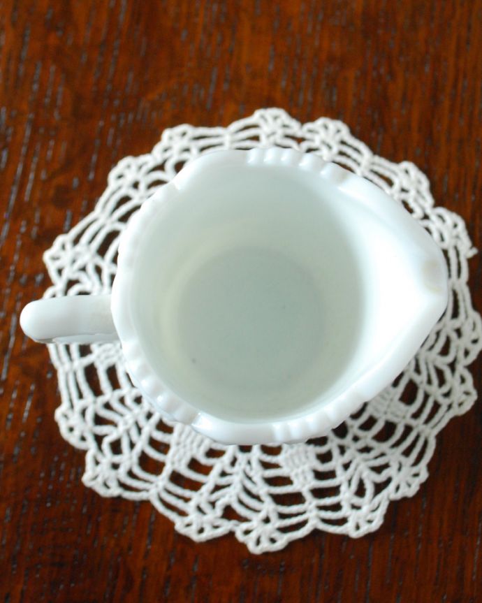 フラワーベース　アンティーク雑貨　ティータイムが華やぐアイテム、ウエストモーランド社のアンティークミルクジャグ（ミルクポット）。上から見るとこんな感じ。(m-1579-z)