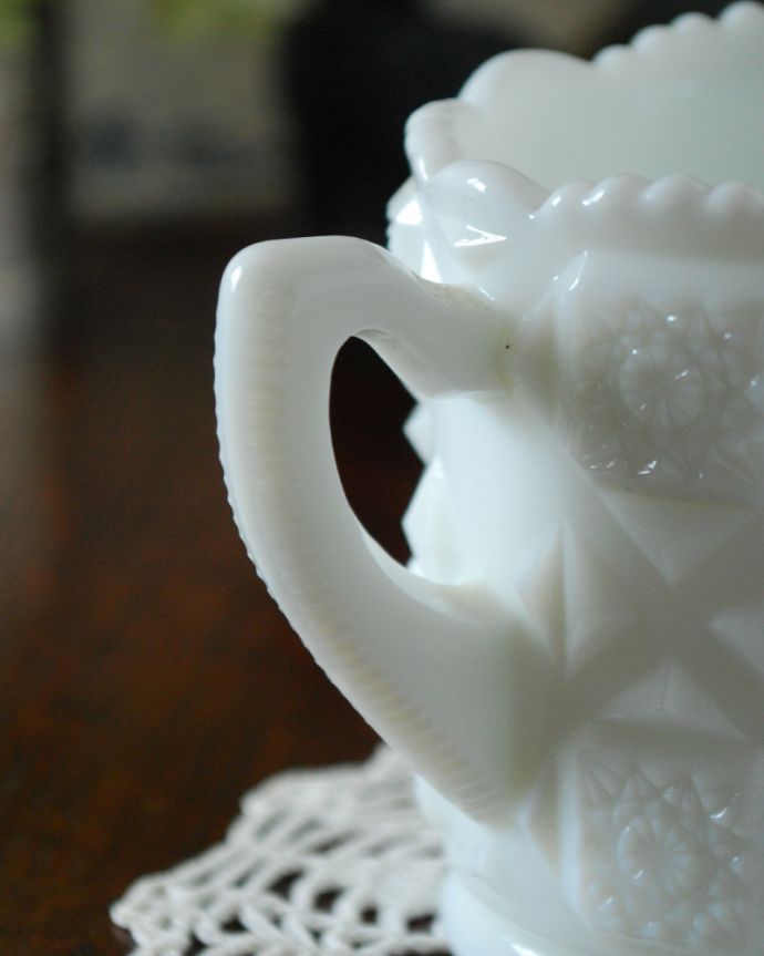 フラワーベース　アンティーク雑貨　ティータイムが華やぐアイテム、ウエストモーランド社のアンティークミルクジャグ（ミルクポット）。持ち手までガラスで出来ています。(m-1579-z)