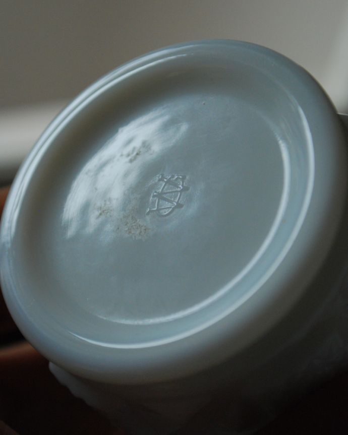 フラワーベース　アンティーク雑貨　ティータイムが華やぐアイテム、ウエストモーランド社のアンティークミルクジャグ（ミルクポット）。ウエストモーランド社の刻印が付いていました。(m-1579-z)